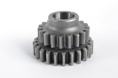 beyaz zemin üzerine iki metal Dişliler