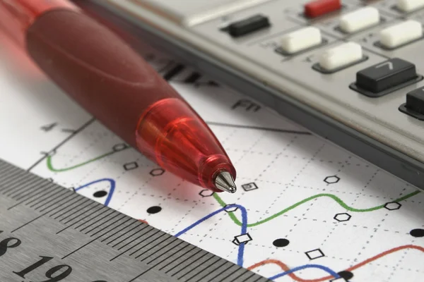 Fundo de negócios com gráfico, caneta, régua e calculadora . — Fotografia de Stock