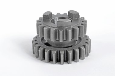 İki beyaz zemin üzerine metal Dişliler birleştiğinde