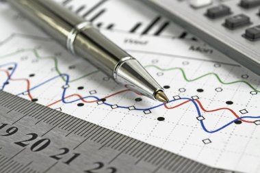 Grafik, cetvel, kalem ve hesap makineli iş arkaplanı