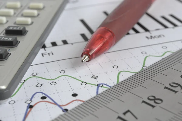 Бізнес фон з графом, ручкою, лінійкою та калькулятором — стокове фото