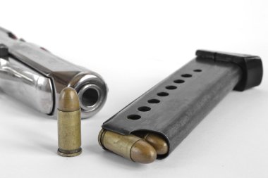 Tabanca ve beyaz arka plan üzerinde mühimmat