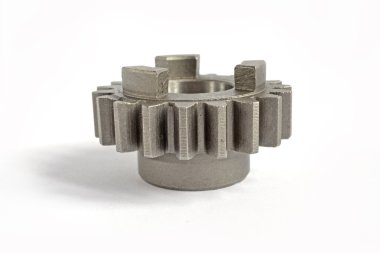 Beyaz zemin üzerinde bir metal dişli