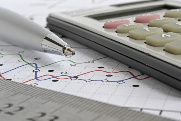 Otoczenie biznesu z wykresu, pióro i kalkulator — Zdjęcie stockowe