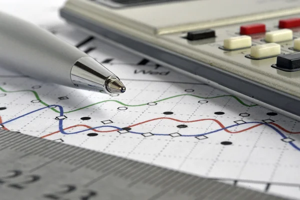 Fundo de negócios com gráfico, caneta, régua e calculadora — Fotografia de Stock