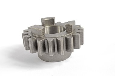 Beyaz zemin üzerinde bir metal dişli