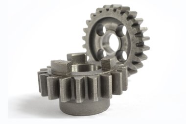 beyaz zemin üzerine iki metal Dişliler