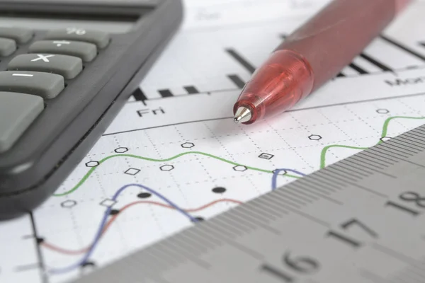 Sfondo aziendale con grafico, righello, penna e calcolatrice — Foto Stock