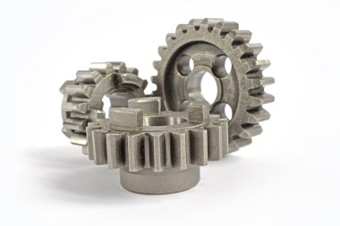 beyaz zemin üzerinde üç metal Dişliler