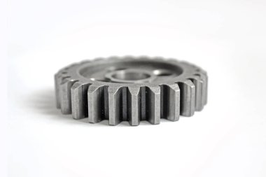 Beyaz zemin üzerinde bir metal dişli