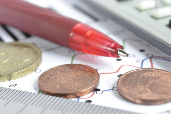 お金、電卓、定規、グラフおよびペンと金融の背景 — ストック写真