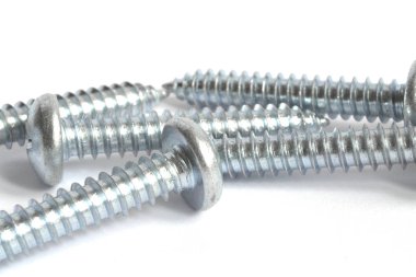 Beyaz arkaplanda vidalar