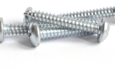 Beyaz arkaplanda vidalar