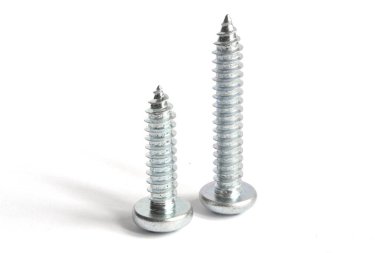 Beyaz arkaplanda vidalar