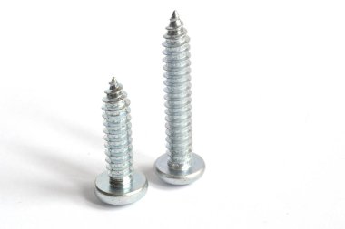 Beyaz arkaplanda vidalar