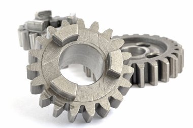 beyaz zemin üzerinde üç metal Dişliler