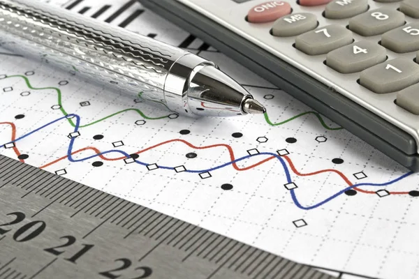 Бізнес фон з графом, ручкою і калькулятором — стокове фото