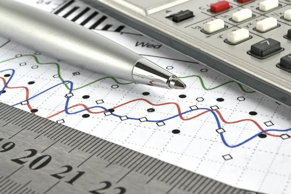 Fundo de negócios com gráfico, caneta, régua e calculadora — Fotografia de Stock