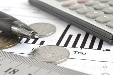 Para, hesap makinesi, grafik ve kalem ile mali geçmiş