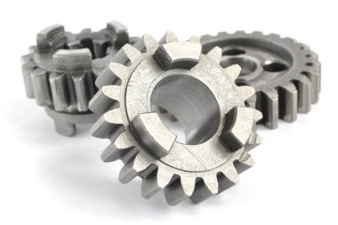 beyaz zemin üzerinde üç metal Dişliler