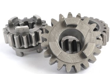 beyaz zemin üzerinde üç metal Dişliler