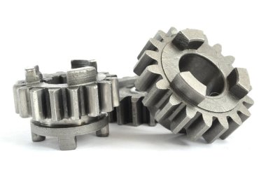 beyaz zemin üzerinde üç metal Dişliler