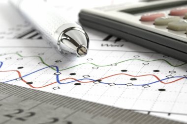 Grafik, cetvel, kalem ve hesap makineli iş arkaplanı