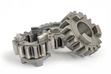 beyaz zemin üzerinde üç metal Dişliler