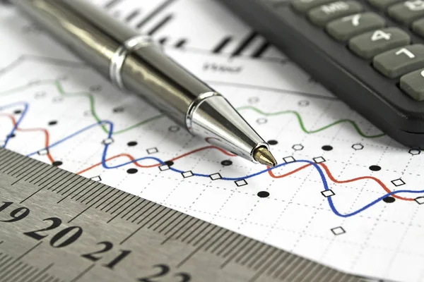 Fundo de negócios com gráfico, caneta, régua e calculadora — Fotografia de Stock