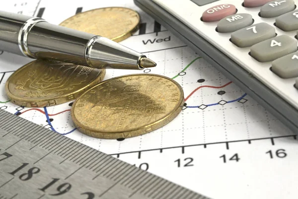Finansowych tło z pieniądze, kalkulator, wykres, linijki i pióra — Zdjęcie stockowe