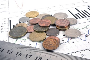 Farklı sikke, cetvel ve grafik ile finansal arka plan