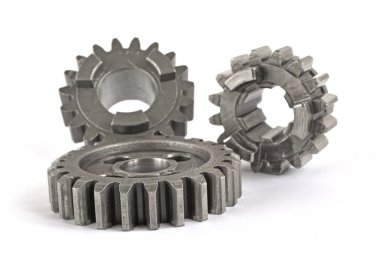 beyaz zemin üzerinde üç metal Dişliler