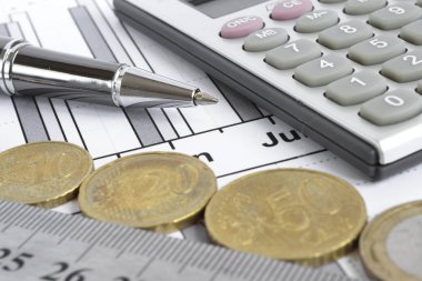 Para, hesap makinesi, cetvel, grafik ve kalem ile finansal arka plan