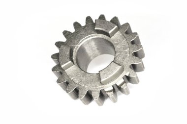 Beyaz zemin üzerinde bir metal dişli