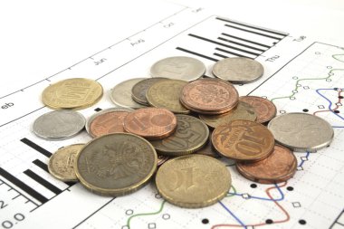 Farklı sikke, cetvel ve grafik ile finansal arka plan