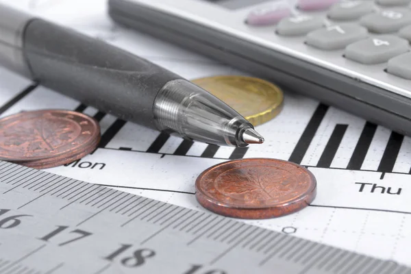 Финансовый фон с деньгами, калькулятор, линейка, график и ручка — стоковое фото