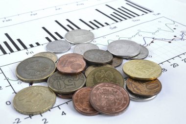 Farklı sikke, cetvel ve grafik ile finansal arka plan