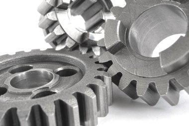 beyaz zemin üzerinde üç metal Dişliler