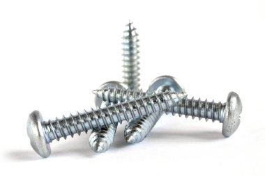 Beyaz arkaplanda vidalar