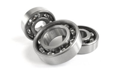 Beyaz zemin üzerinde üç yatakları