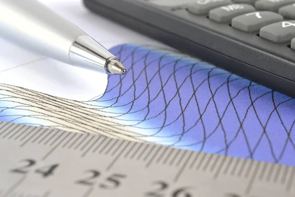 Бизнес фон с графиком, линейкой, ручкой и калькулятором — стоковое фото