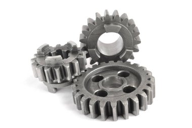 beyaz zemin üzerinde üç metal Dişliler