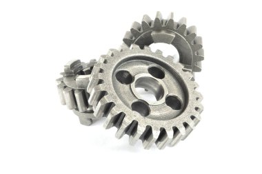 beyaz zemin üzerinde üç metal Dişliler