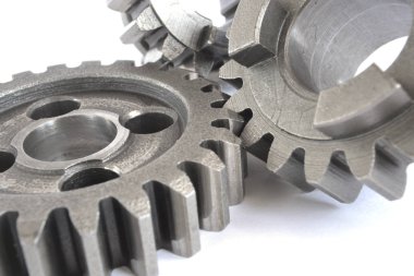 beyaz zemin üzerinde üç metal Dişliler