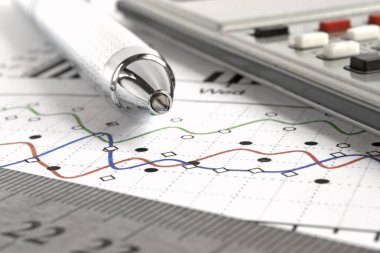 Grafik, cetvel, kalem ve hesap makineli iş arkaplanı