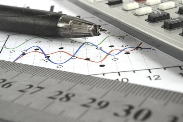 グラフ、定規、ペンと計算機でビジネスの背景 — ストック写真