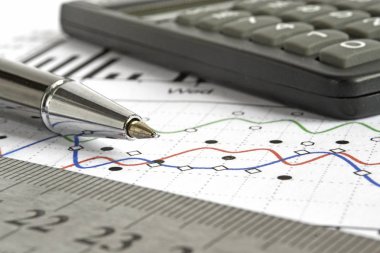 Grafik, cetvel, kalem ve hesap makineli iş arkaplanı