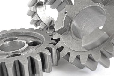 beyaz zemin üzerinde üç metal Dişliler