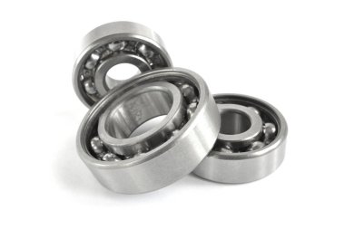 Beyaz zemin üzerinde üç yatakları