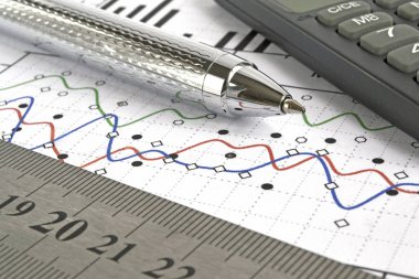 Grafik, cetvel, kalem ve hesap makineli iş arkaplanı